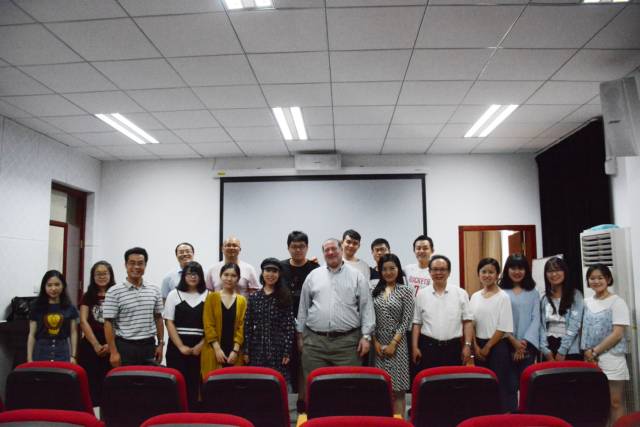 美国福德汉姆大学终身教授兰斯·斯特拉特赴华师大嘟嘟成人网
做讲座 美国福德汉姆大学终身教授兰斯·斯特拉特赴华师大嘟嘟成人网
做讲座